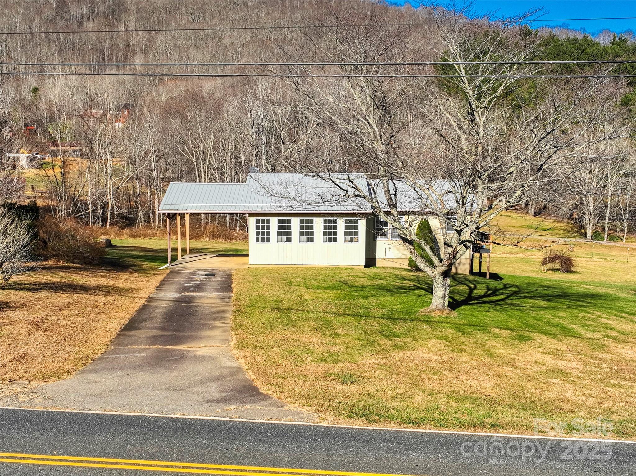 1879 White Oak Road, Burnsville, NC 28714